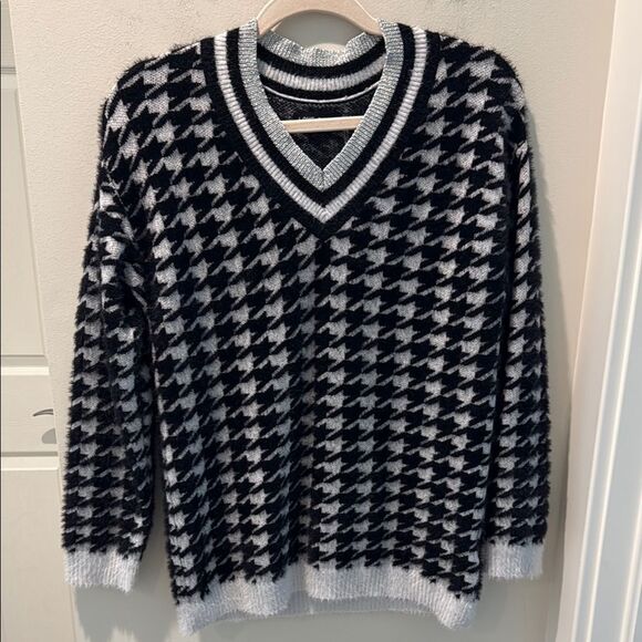 Love Token V-neck Black and Gray Houndstooth Sweater size Small - Picture 1 of 8